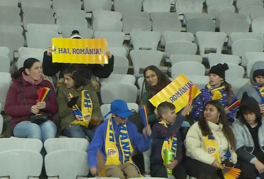 FRF a invitat elevi cu deficiențe de vedere din Cluj la meciul România - Slovenia // sursă foto: frf.ro Elevii lui Edi Iordănescu s-au antrenat separat înainte de meciul cu Moldova