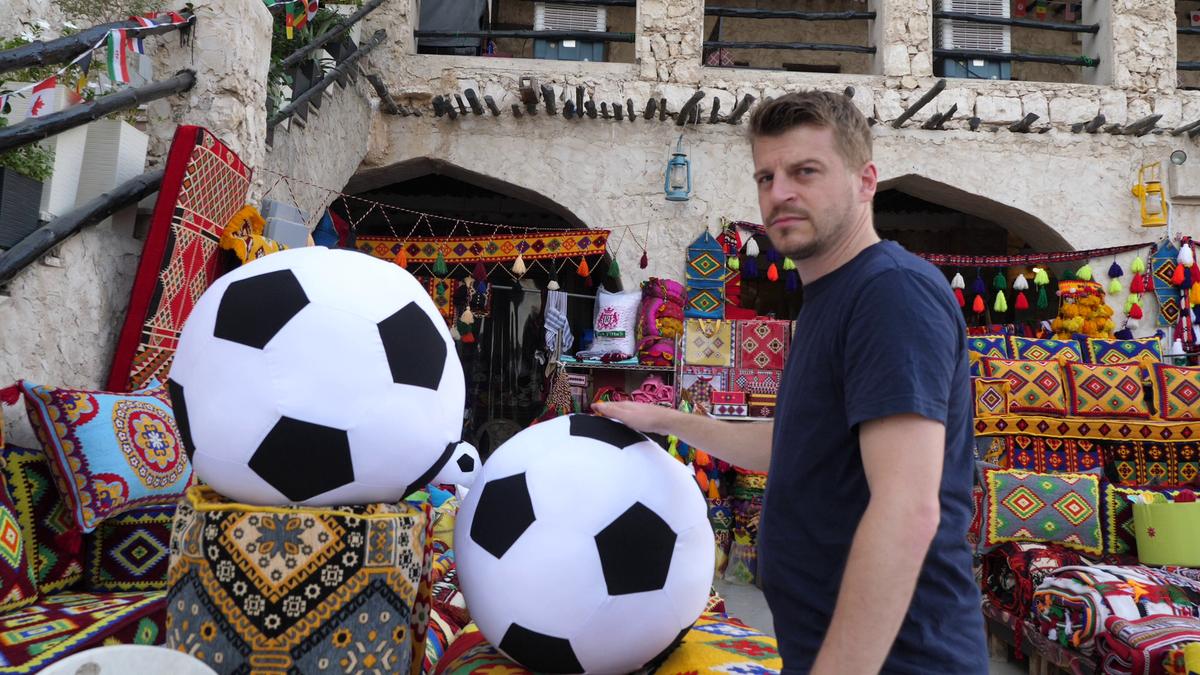 Globalism vs tradiţionalism » Imagini spectaculoase din piața Souq Waqif, locul în care s-au strâns suporteri de pe tot Globul
