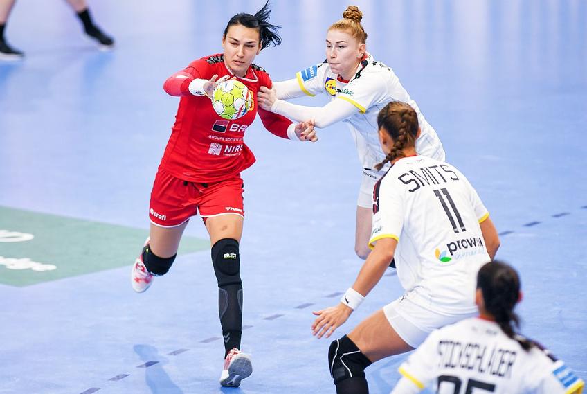 Cristina Neagu, în roșu // foto: Imago Images