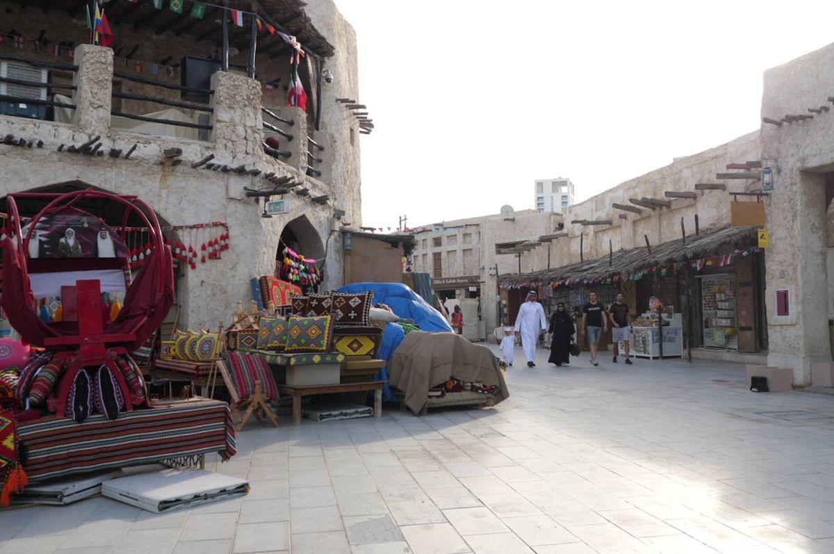 Globalism vs tradiţionalism » Imagini spectaculoase din piața Souq Waqif, locul în care s-au strâns suporteri de pe tot Globul