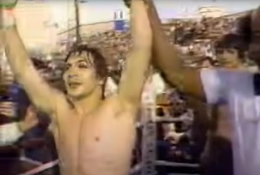 Ray Mancini sărbătorește victoria 15 – tragedie = 12