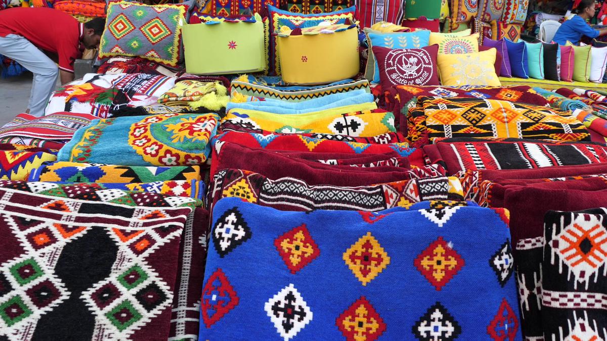 Globalism vs tradiţionalism » Imagini spectaculoase din piața Souq Waqif, locul în care s-au strâns suporteri de pe tot Globul