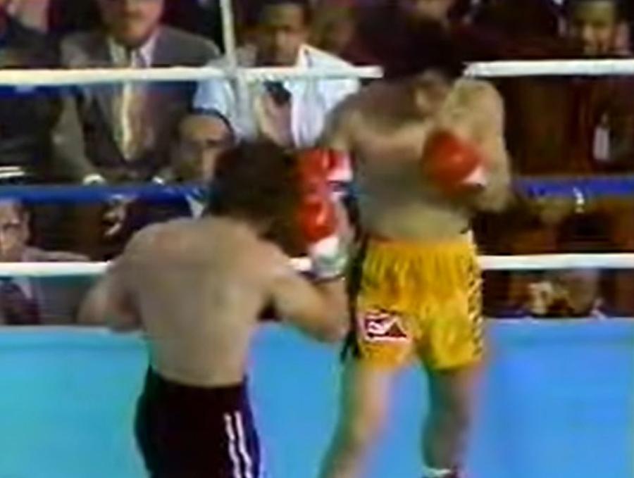 Ray Mancini (șort negru) vs. Kim Duk-koo (șort galben) 15 – tragedie = 12