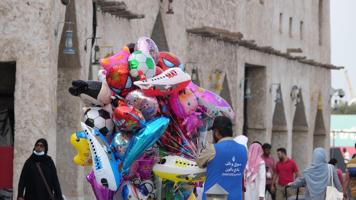 Globalism vs tradiţionalism » Imagini spectaculoase din piața Souq Waqif, locul în care s-au strâns suporteri de pe tot Globul