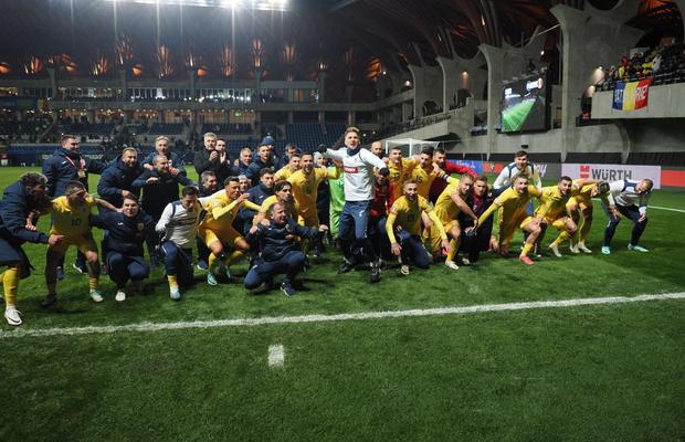 Ce nebunie a fost după meci! Fotbaliștii României au sărbătorit alături de suporteri victoria cu Israel