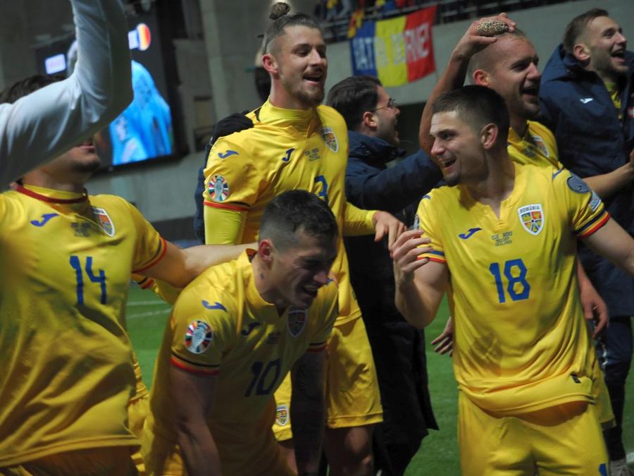 România, la EURO 2024! „Tricolorii” au sărbătorit calificarea pe gazon (foto: Raed Krishan/GSP) Felicitări, nu și scuze!