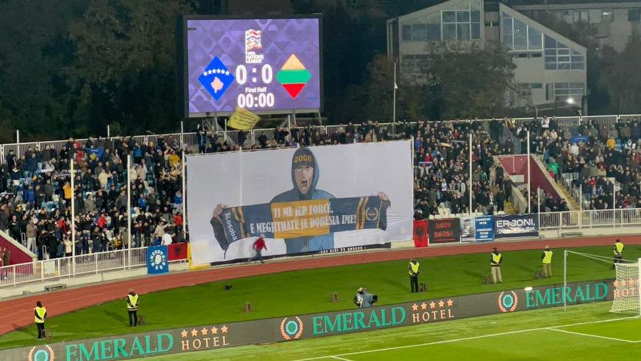 Nu a fost singurul mesaj afișat de kosovari. Ce au putut să afișeze suporterii kosovari în timpul meciului cu Lituania, după incidentele de pe Arena Națională: „Ce ne rămâne când onoarea este pierdută?”