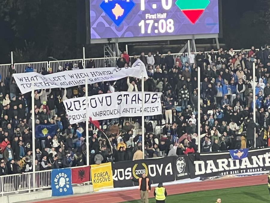 Banner-ul afișat de suporterii kosovari la partida cu Lituania Ce au putut să afișeze suporterii kosovari în timpul meciului cu Lituania, după incidentele de pe Arena Națională: „Ce ne rămâne când onoarea este pierdută?”