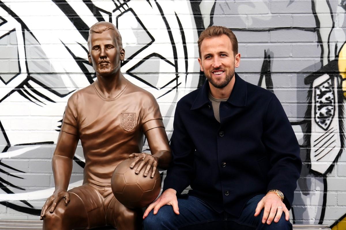 Au dezvelit astăzi statuia lui Harry Kane, ascunsă de ochii publicului în ultimii 4 ani! Fanii s-au amuzat: „De coșmar”