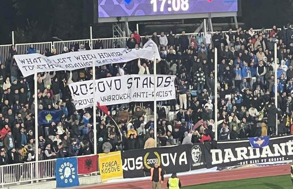 Ce au putut să afișeze suporterii kosovari în timpul meciului cu Lituania, după incidentele de pe Arena Națională: „Ce ne rămâne când onoarea este pierdută?”