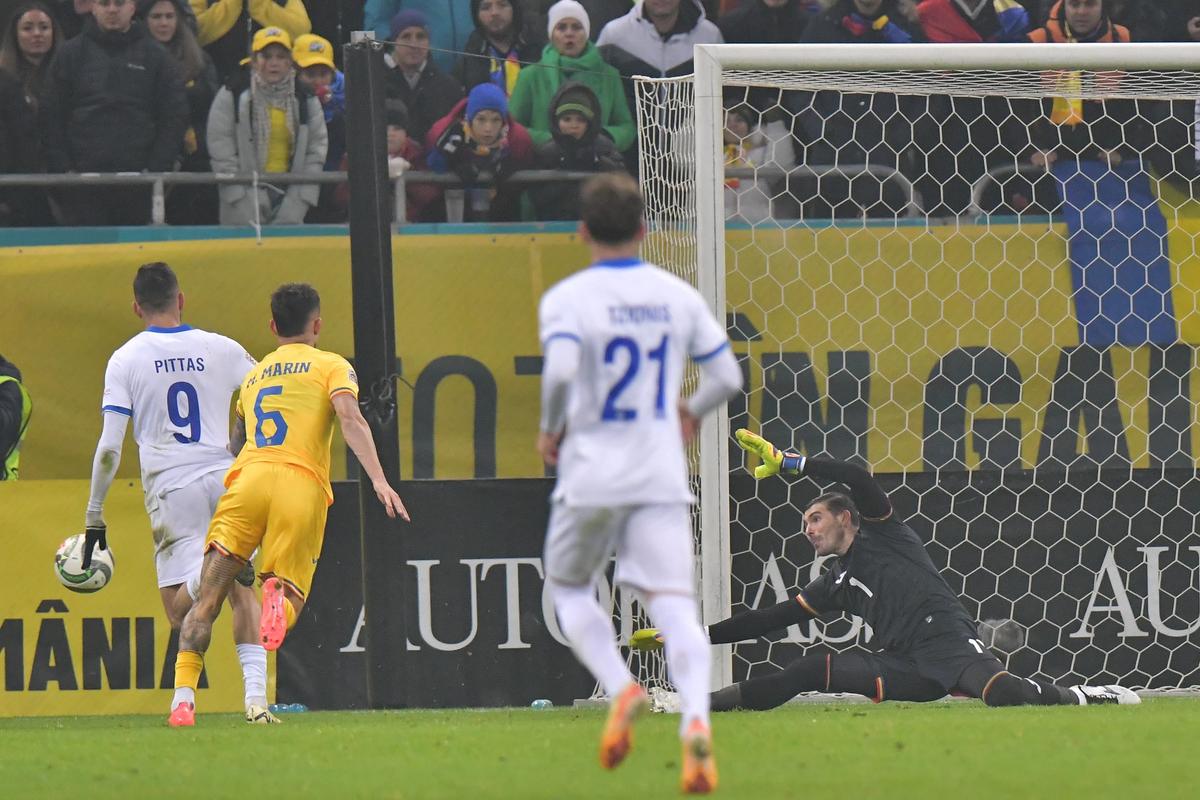 Florin Niță, accidentat în România - Cipru după o paradă senzațională » A părăsit terenul în uralele stadionului