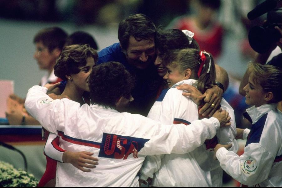 Bela Karolyi, alături de naționala Statelor Unite, la JO din 1988/Foto: Getty Images Bela Karolyi și soția lui, taxați dur într-un editorial apărut în Marca: „Timp de decenii, au torturat gimnaste în schimbul medaliilor și al succesului”