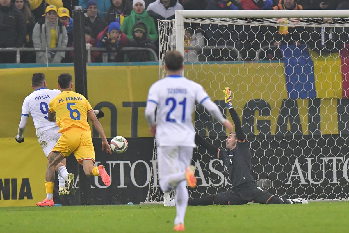 Florin Niță, accidentat în România - Cipru după o paradă senzațională » A părăsit terenul în uralele stadionului