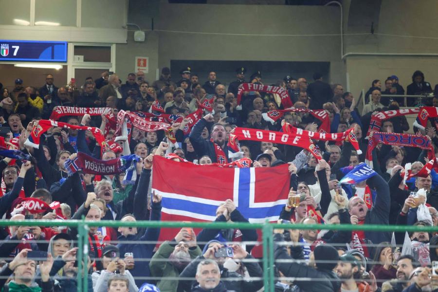Fanii norvegieni au sărbătorit pe San Siro calificarea echipei lui Haaland după 28 de ani de absență de la Mondial / Foto: Imago Incident pe San Siro: i s-a făcut rău în timpul meciului » Ce i s-a întâmplat unei studente norvegiene la toaletă!