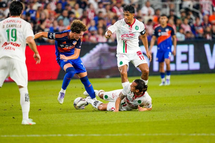 Ștefan Chirilă (n.r. în albastru), jucând pentru Cincinnati // foto: Imago Images