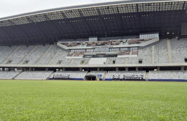 Gazon nou pe unul dintre cele mai mari stadioane din România, asemănător marilor arene din Europa