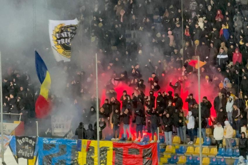 Suporterii români au continuat scandările și în finalul primei reprize cu San Marino