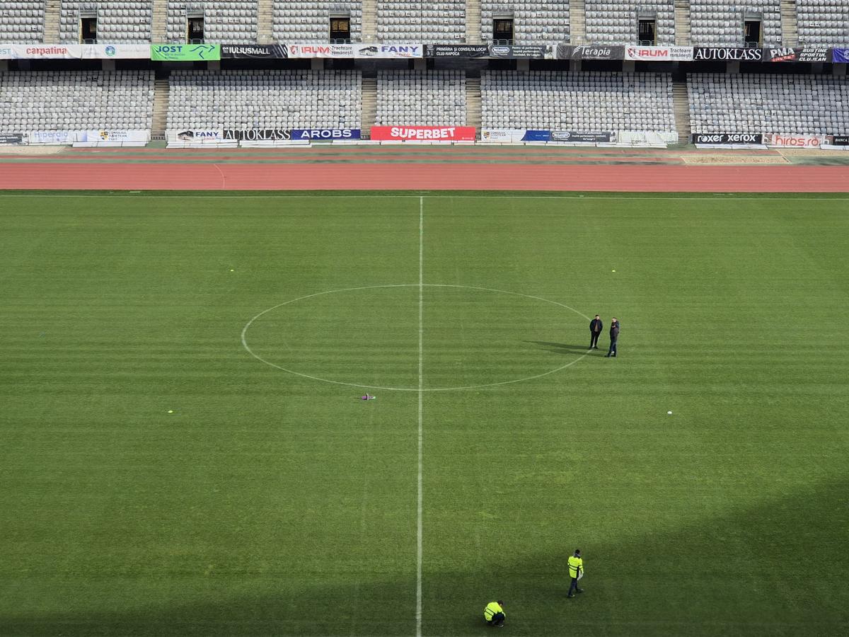 Gazon nou pe unul dintre cele mai mari stadioane din România, asemănător marilor arene din Europa