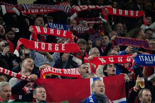 Câteva mii de suporteri norvegieni au susținut reprezentativa lui Stale Solbakken în partida cu Italia (4-1) / Foto: Imago