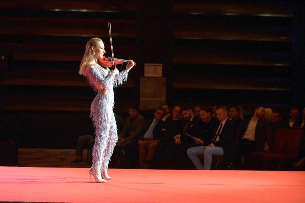 VIDEO+FOTO Cea mai sexy apariție de la Gala GSP » Amadeea Violin a făcut senzație pe scenă