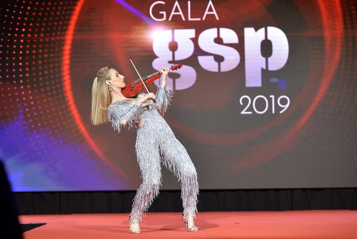 VIDEO+FOTO Cea mai sexy apariție de la Gala GSP » Amadeea Violin a făcut senzație pe scenă