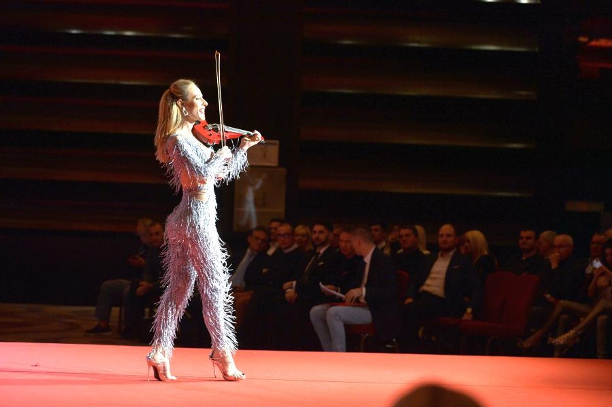 VIDEO+FOTO Cea mai sexy apariție de la Gala GSP » Amadeea Violin a făcut senzație pe scenă