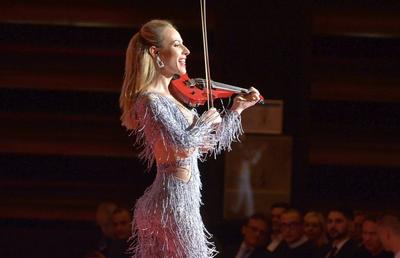 VIDEO+FOTO Cea mai sexy apariție de la Gala GSP » Amadeea Violin a făcut senzație pe scenă