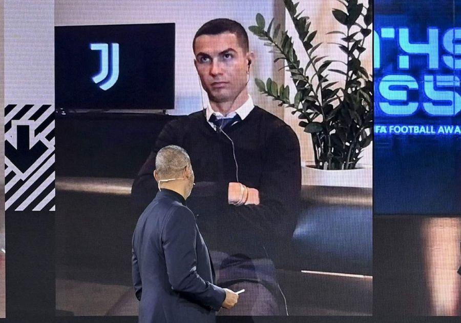 Cristiano Ronaldo, imediat după desemnarea câștigătorului // foto: Twitter @ DiarioOle Cristiano Ronaldo, voturi total surprinzătoare la gala „The Best” » Pe cine a ales Lionel Messi