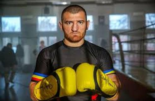 Cătălin Moroșanu (36 de ani) merge pe mâna lui Benny Adegbuyi (35 de ani) în lupta împotriva marocanului Badr Hari (36 de ani). Gala Glory 76 are loc sâmbătă, de la ora 22:00.