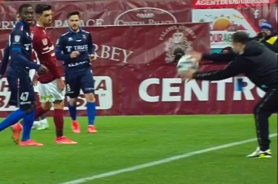 Marius Croitoru prinde mingea în teren / FOTO: Captură @Telekom Sport Marius Croitoru va fi suspendat dintr-un motiv rar întâlnit » Antrenorul lui FC Botoșani, „băiatul rău” din Liga 1