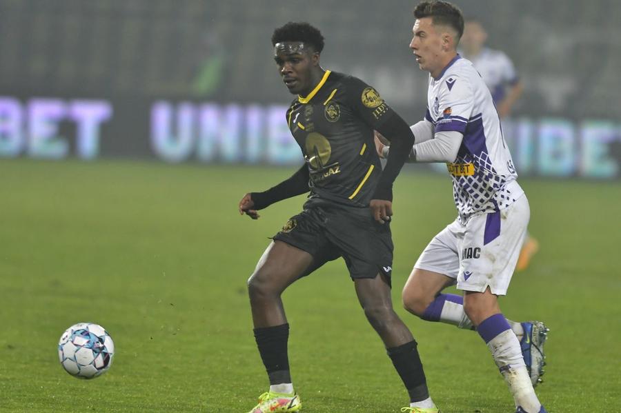 Bryan Alceus, în stânga // foto: Imago Images AFAN s-a oferit să-l ajute pe fotbalistul blocat în România » Până la urmă, a plătit soția: „Nici în Malaezia nu se întâmplă așa ceva”