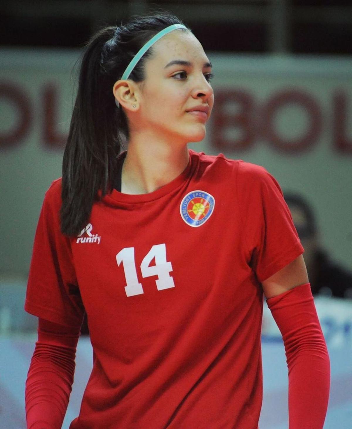 Abia desemnată cea mai bună voleibalistă română în 2021, Alexia Căruţaşu vrea să reprezinte Turcia!
