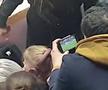 Imagine din timpul meciului CSM - Vipers, cu fanii urmărind de pe telefoane finala Mondialului