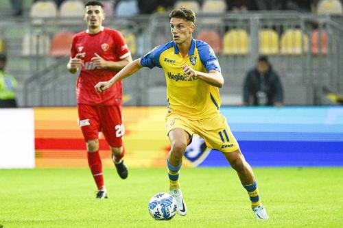 Daniel Boloca, la balon, la Frosinone // foto: Imago Images