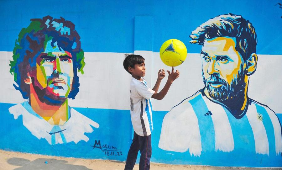 Diego Maradona și Lionel Messi, pictați pe un zid din Bangladesh, foto: Imago „De ce nu are Argentina jucători negri la Cupa Mondială?” » O analiză provocatoare Washington Post