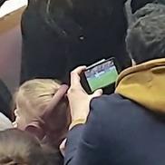 Imagine din timpul meciului CSM - Vipers, cu fanii urmărind de pe telefoane finala Mondialului