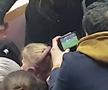 Imagine din timpul meciului CSM - Vipers, cu fanii urmărind de pe telefoane finala Mondialului
