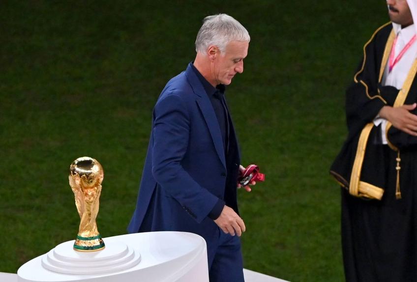 reședintele Emmanuel Macron (44 de ani) i-a cerut selecționerului Didier Deschamps (54 de ani) să rămână în funcție.