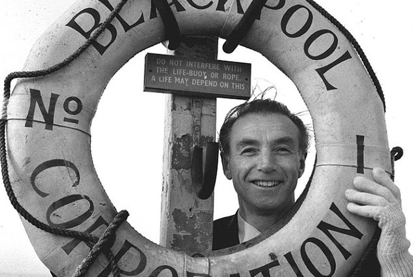 Pe 18 decembrie 1956, France Football a acordat cel dintâi „Balon de Aur”: Stanley Matthews. Numai că, deși toată lumea se aștepta ca învingătorul să fie un jucător de la Real Madrid, formație ce domina categoric fotbalul continental