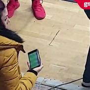 Imagine din timpul meciului CSM - Vipers, cu fanii urmărind de pe telefoane finala Mondialului