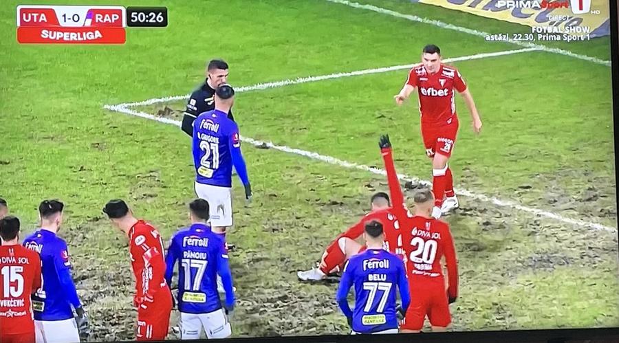 Captură cu gazonul execrabil de la Arad / Sursă: Facebook@ Lucian Goian Adrian Mutu, furios după remiza de la Arad: „Așa ceva nu trebuie să existe în Liga 1!”