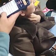 Imagine din timpul meciului CSM - Vipers, cu fanii urmărind de pe telefoane finala Mondialului