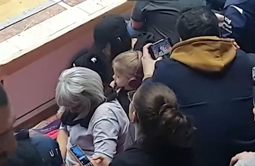 Imagine din timpul meciului CSM - Vipers, cu fanii urmărind de pe telefoane finala Mondialului