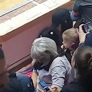 Imagine din timpul meciului CSM - Vipers, cu fanii urmărind de pe telefoane finala Mondialului