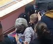 Imagine din timpul meciului CSM - Vipers, cu fanii urmărind de pe telefoane finala Mondialului