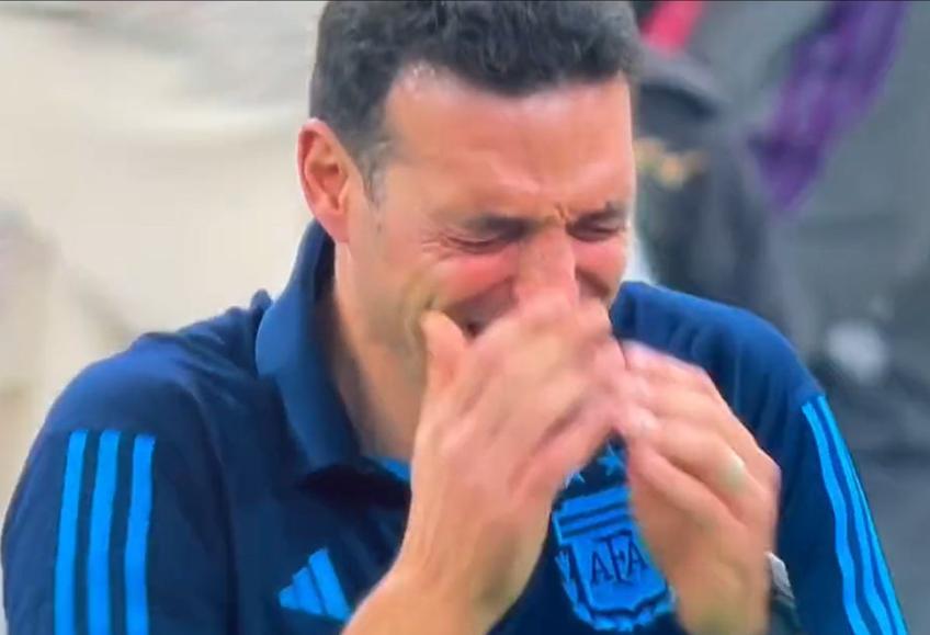 Lionel Scaloni (44 de ani), selecționerul care a adus titlul mondial Argentinei, a plâns ca un copil în timpul festivității de premiere. Și-a găsit cu greu cuvintele și la interviuri.