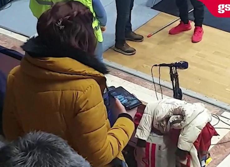 Imagine din timpul meciului CSM - Vipers, cu fanii urmărind de pe telefoane finala Mondialului