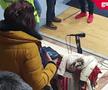 Imagine din timpul meciului CSM - Vipers, cu fanii urmărind de pe telefoane finala Mondialului