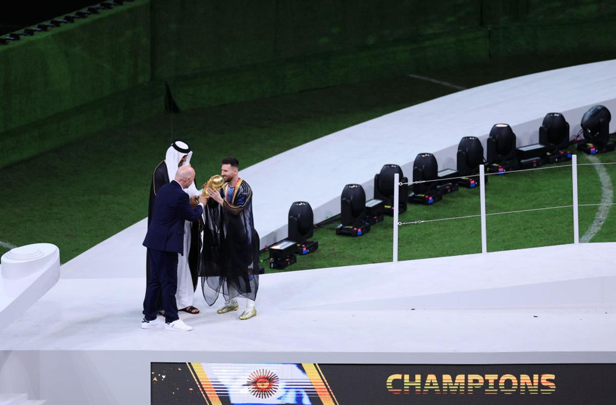 Leo Messi, show în vestiar » A dansat cu trofeul Cupei Mondiale în brațe: „E tot ce îmi lipsea”