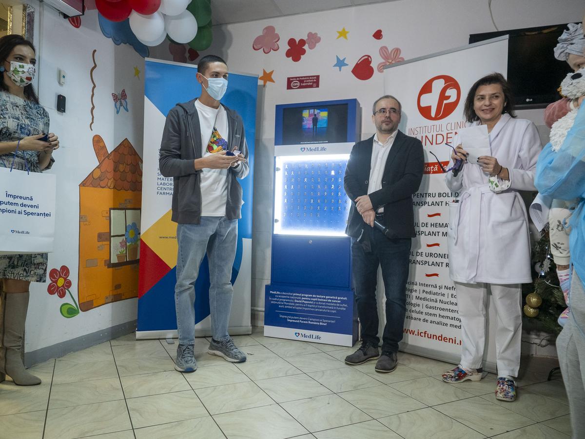 David Popovici le-a oferit copiilor care au învins cancerul fundițe confecționate din medalia sa de suflet: „Mă simt onorat să fiu alături de atâția campioni"